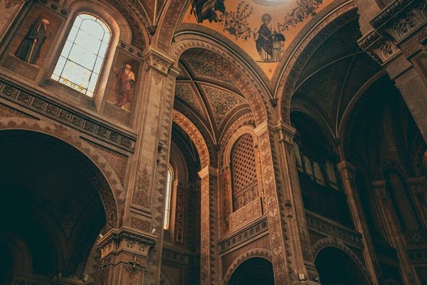 Comment organiser une visite des fresques murales en Italie?