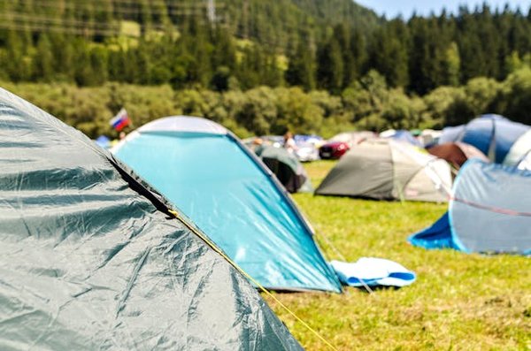 Quels sont les conseils pour un camping en région désertique avec de jeunes enfants?